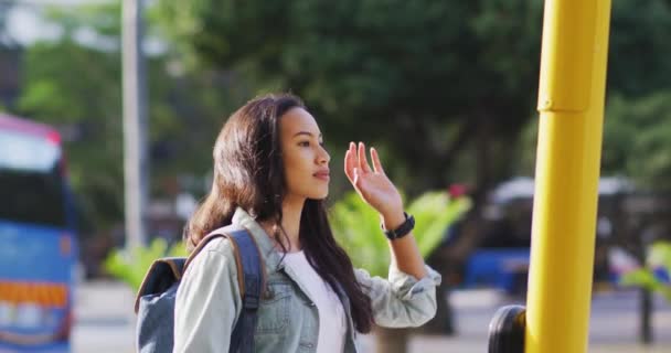 アジアの女性の周りを見て手を振る 外にも街中にもデジタル ノマドが — ストック動画