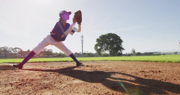 Diverse Giocatrici Baseball Schierate Alla Base Caccia Battitore Corsa Sul — Video Stock