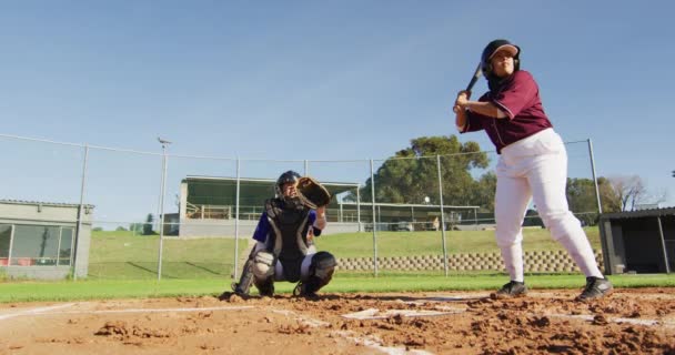 Разнообразная Группа Женщин Бейсболистов Играющих Поле Отбивающая Качающаяся Подаваемый Мяч — стоковое видео