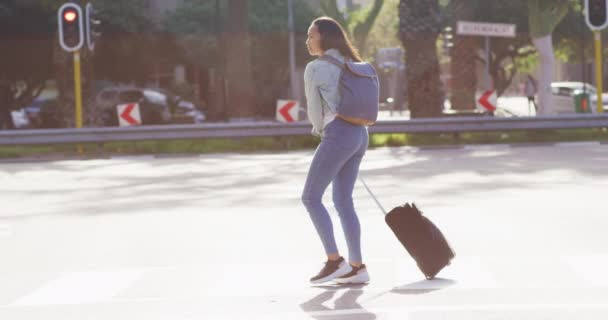 Aziatische Vrouw Wandelen Met Behulp Van Smartphone Slepen Koffer Digitale — Stockvideo