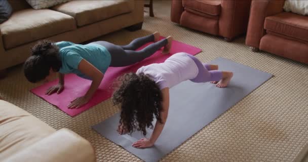 Mista Madre Figlia Che Praticano Yoga Soggiorno Vita Domestica Concetto — Video Stock