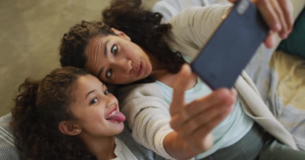 Feliz Mestiço Mãe Filha Deitada Chão Divertindo Tirando Selfie Vida — Vídeo de Stock