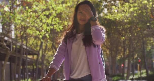 Portrait Femme Asiatique Avec Vélo Souriant Tout Tenant Dans Parc — Video