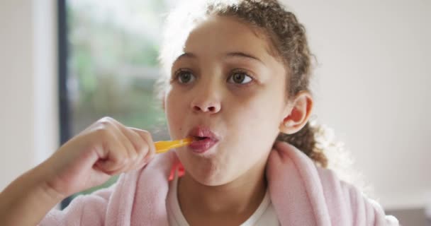 Glad Blandras Flicka Borsta Tänderna Badrummet Hushållsliv Och Fritid — Stockvideo