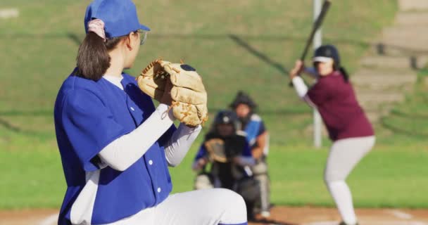 Különböző Női Baseball Játékosokból Álló Csapat Akcióban Pályán Labdát Elkapta — Stock videók