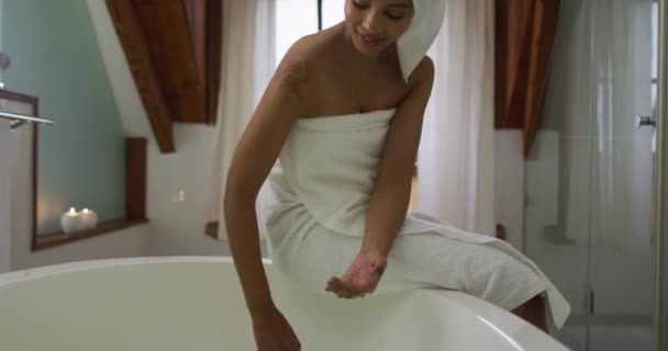 混血儿在洗澡家庭生活 消磨时光在家休息 — 图库视频影像