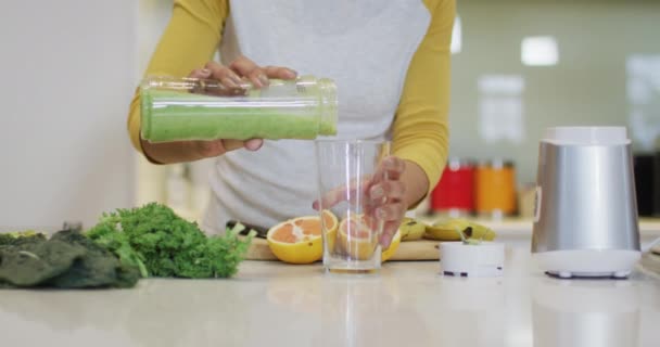 Partie Médiane Femme Métissée Préparant Une Boisson Saine Dans Cuisine — Video