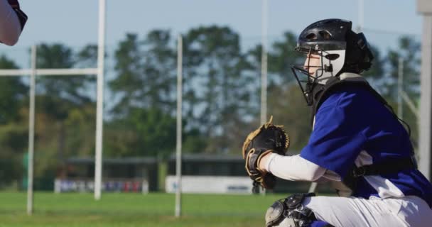 Blanke Vrouwelijke Honkbalspeler Catcher Positie Die Bal Vangt Het Honkbalveld — Stockvideo