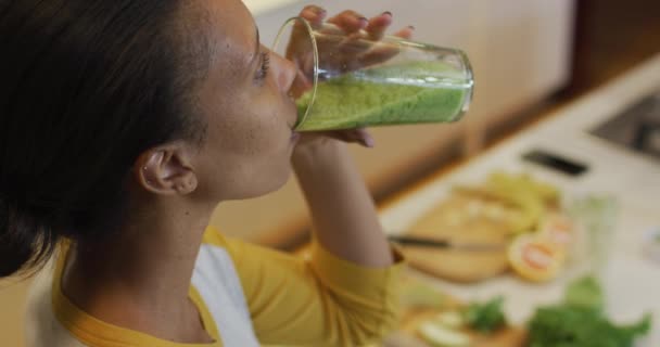 Mulher Raça Mista Bebendo Bebida Saudável Cozinha Vida Doméstica Passar — Vídeo de Stock