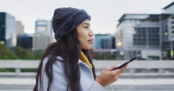 Asijka Chodí Mluví Smartphonu Digitální Nomád Cestách Ven Asi Městě — Stock video