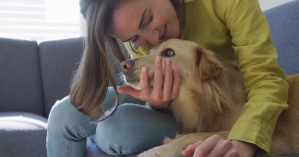 Beyaz Kadın Gülümsüyor Köpekle Kanepede Oturuyor Hayatı Evde Dinlenerek Boş — Stok video