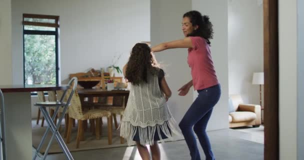 Glad Blandras Mor Och Dotter Dansar Vardagsrummet Familjeliv Och Fritidskoncept — Stockvideo