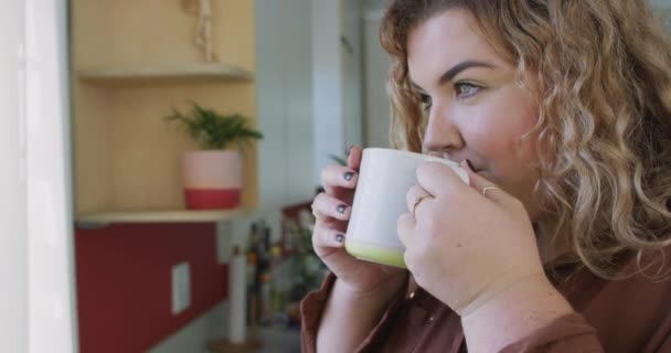 Femme Caucasienne Buvant Café Dans Cuisine Regardant Ailleurs Vie Domestique — Video