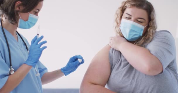 高加索妇女和高加索女医生在家里戴口罩接种疫苗 Coronavirus Covid大流行病期间的医疗 保健和保健服务 — 图库视频影像