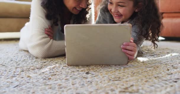 Feliz Mestiço Mãe Filha Deitada Chão Divertindo Usando Tablet Vida — Vídeo de Stock