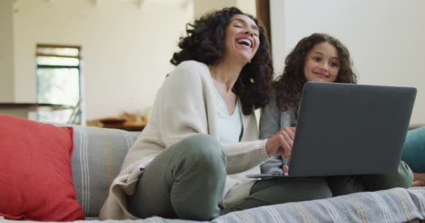 Feliz Mestiço Mãe Filha Sentados Sofá Divertindo Usando Laptop Vida — Vídeo de Stock