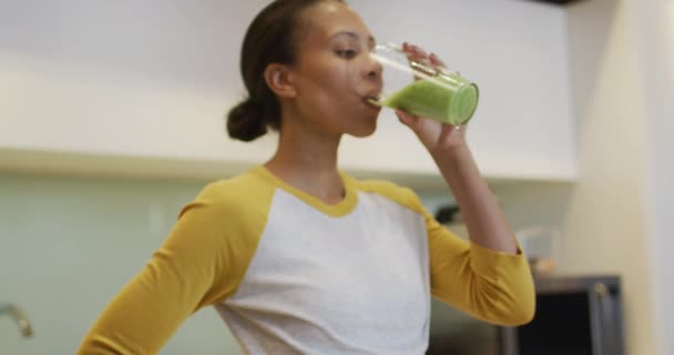 Mieszana Rasistka Pijąca Zdrowy Napój Kuchni Życie Domowe Spędzanie Wolnego — Wideo stockowe