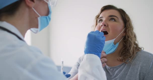 Mulher Caucasiana Médica Branca Usando Máscara Facial Casa Usando Teste — Vídeo de Stock