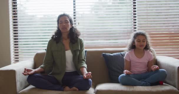 Мать Дочь Смешанной Расы Медитируют Гостиной Семейная Жизнь Семейный Досуг — стоковое видео
