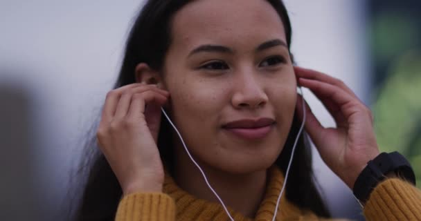 Wanita Asia Memakai Earphone Mendengarkan Musik Dan Tersenyum Digital Nomaden — Stok Video