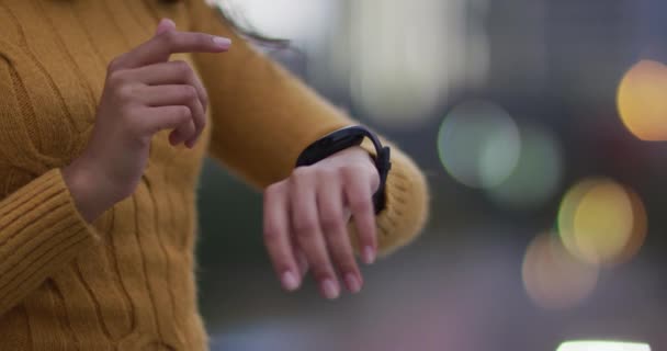 Donna Asiatica Con Smartwatch Nomade Digitale Movimento Giro Città — Video Stock