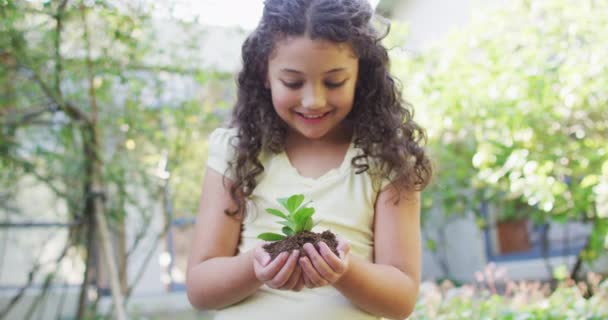 Smíšené Závodní Dívka Zahradničení Slunné Zahradní Rostliny Domácí Život Volný — Stock video