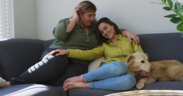 Kaukasiska Lesbiska Par Ler Och Sitter Soffan Med Hund Hushållsliv — Stockvideo