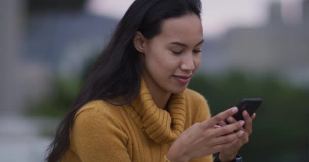 スマートフォンと笑顔でアジアの女性 外にも街中にもデジタル ノマドが — ストック動画