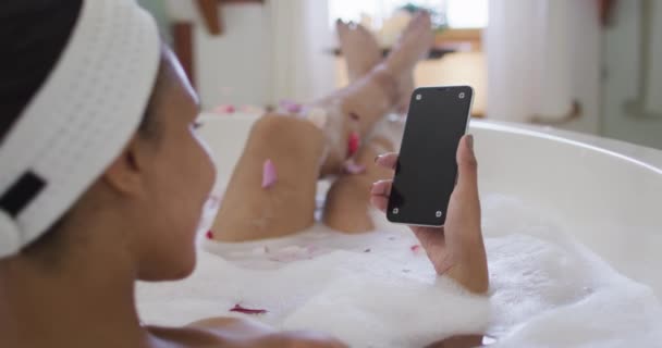 Mieszana Kobieta Rasy Biorąca Kąpiel Korzystająca Smartfona Życie Domowe Spędzanie — Wideo stockowe