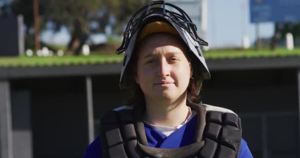Retrato Beisbolista Caucásica Cazadora Con Ropa Protectora Sonriendo Campo Equipo — Vídeos de Stock