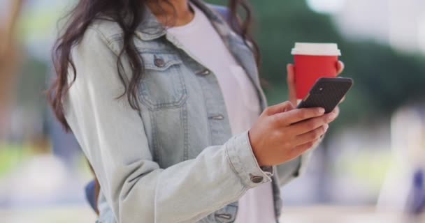 Mulher Asiática Usando Smartphone Segurando Takeaway Café Nômade Digital Movimento — Vídeo de Stock