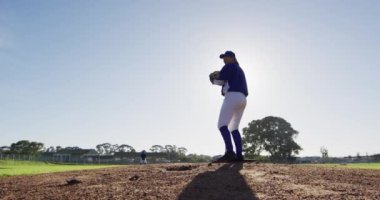 Güneşli beyzbol sahasında gözlük takan beyaz kadın beyzbol oyuncusu. - Evet. Kadın beyzbol takımı, spor antrenmanı ve oyun taktikleri.