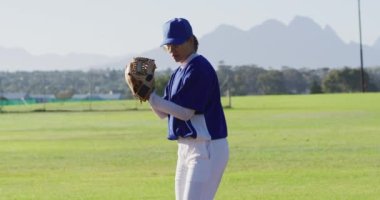 Beyzbol sahasında gözlük takan beyaz kadın beyzbol oyuncusu. - Evet. Kadın beyzbol takımı, spor antrenmanı ve oyun taktikleri.