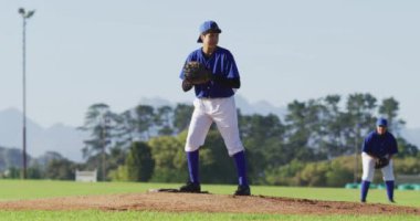 Beyzbol sahasında gözlük takan beyaz kadın beyzbol oyuncusu. Kadın beyzbol takımı, spor antrenmanı ve oyun taktikleri.