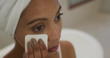 Karışık ırktan bir kadın kafasını havluyla temizliyor. ev hayatı, kaliteli boş zaman geçirmek evde dinlenmek..