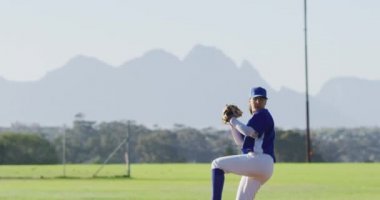 Güneşli beyzbol sahasında gözlük takan beyaz kadın beyzbol oyuncusu. Kadın beyzbol takımı, spor antrenmanı ve oyun taktikleri.