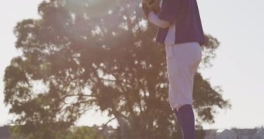 Güneşli beyzbol sahasında gözlük takan beyaz kadın beyzbol oyuncusu. - Evet. Kadın beyzbol takımı, spor antrenmanı ve oyun taktikleri.