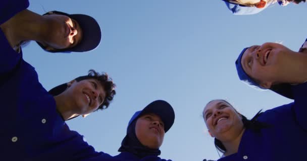 在蓝天的映衬下 不同类型的女棒球选手群集在一个较低的视角 女子棒球队 运动训练和战术 — 图库视频影像