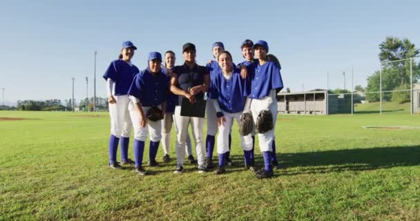 Portré Különböző Csapat Női Baseball Játékosok Edző Pályán Felemelt Ököllel — Stock videók