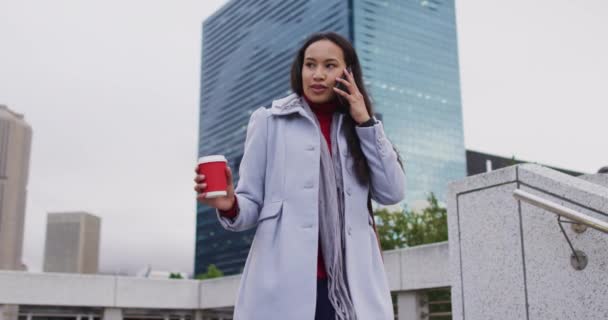 Asiatisk Kvinna Går Ner För Trappan Pratar Smartphone Och Håller — Stockvideo