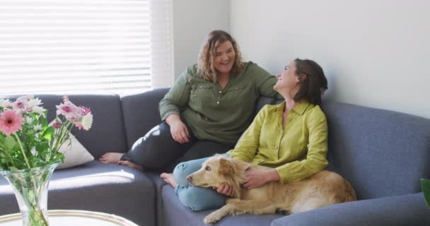 Coppia Lesbica Caucasica Sorridente Seduta Sul Divano Con Cane Vita — Video Stock