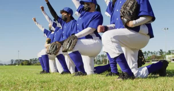 Különböző Női Baseball Játékosok Arcmaszkban Térdelnek Sorban Feltartott Karokkal Női — Stock videók
