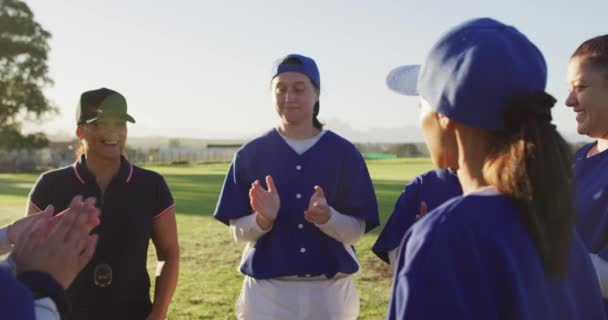 Разнообразная Группа Женщин Бейсболистов Тренеров Поле Хлопающих Дающих Пять Женская — стоковое видео