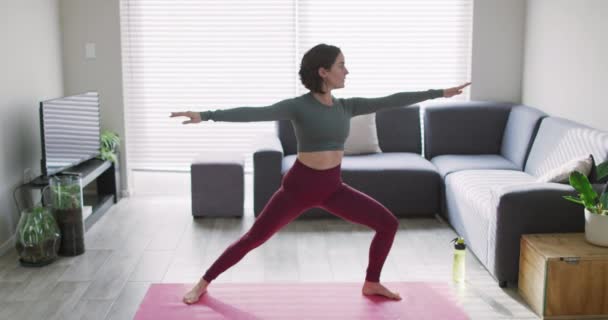 Beyaz Kadın Formunu Koruyor Yoga Minderinde Geriniyor Hayatı Evde Dinlenerek — Stok video