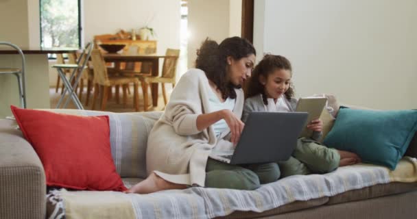 Feliz Mestiço Mãe Filha Sentados Sofá Divertindo Usando Laptop Vida — Vídeo de Stock