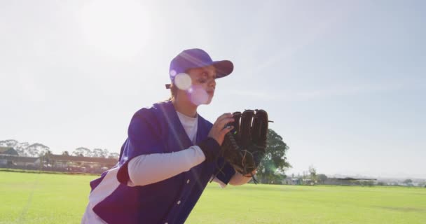 Carrera Mixta Femenina Béisbol Fielder Captura Lanzamiento Pelota Campo Equipo — Vídeo de stock