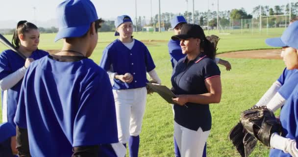 Разнообразная Группа Женщин Бейсболистов Слушает Женщин Тренеров Планшетом Говорящих Поле — стоковое видео