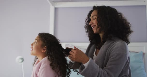 Feliz Mestiço Mãe Filha Escovando Cabelo Quarto Vida Doméstica Conceito — Vídeo de Stock