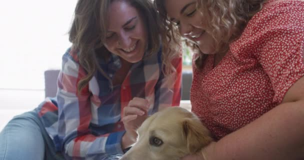 Kaukasisches Lesbisches Paar Das Sich Umarmt Und Mit Hund Lächelt — Stockvideo
