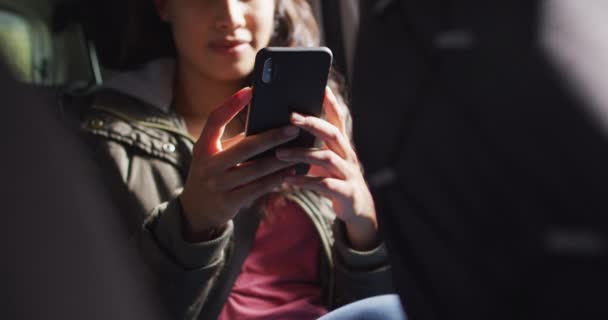 Mulher Asiática Sorrindo Enquanto Usa Smartphone Enquanto Está Sentado Carro — Vídeo de Stock